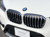 左右のキドニー・グリルの中心にはBMWのエンブレムが鎮座し、個性を放つデザイン性を兼ね備えました。