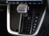 電動パーキングブレーキ・ブレーキホールドを装備してます。ホールド機能は信号待ちが多い一般道で疲労軽減になり、大好評です!