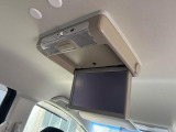 【フリップダウンモニター】大画面モニターで後席でもエンタメをお楽しみいただけます。小さなお子様にも大人気の装備です♪