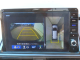 【マルチビューカメラシステム】フロントビューだけでなく、グラウンドビューも表示!自車を上空から見下ろしたような映像が表示されるので、駐車時などにドライバーの死角を減らすことができます。