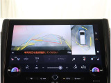 【パノラマモニター】に搭載した4つのカメラにより、車を真上から見ているような映像を表示。運転席から確認しにくい車両周囲の状況を把握できます。