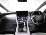 上質で落ち着いた印象のインパネ。視界も広々で運転しやすいです。