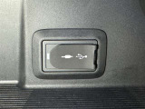 充電用USB端子付き。スマートフォンなどの充電に便利です。