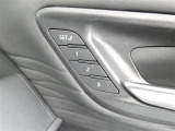 運転席のシートポジションを記憶・再現できるメモリー機能を搭載しています。