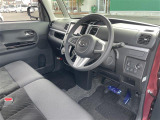 【運転席】座り心地が良いシートなので長時間の運転でも快適にお過ごしいただけます。新品のフロアマットのご注文も可能です。掲載箇所以外にご希望の写真がございましたらお気軽にお問い合わせ下さい。