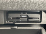 【ETC】有料道路を利用する際に料金所で停止することなく通過できる、ETC車載器(ノンストップ自動料金収受システム機器)が装備されています。セットアップを行うことで利用可能になります。