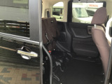 後席の座面を跳ね上げていただくと背の高い荷物も積載可能です。