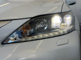 【LEDヘッドライト】悪天候や夜間走行時も良好な視界を確保し安心して運転できる高輝度LEDヘッドライトを装備!点灯速度が早く、消費電力も抑えられています。