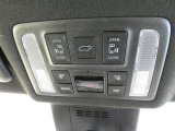 電動スライドドアのスイッチで車内からもスライドドアの開閉ができます。イージークローザー機能で半ドアになることも防止してくれます。
