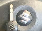 【キーレス】少し離れた場所からでもボタン一つでドアの開錠・施錠ができるのでとっても便利!ドアの鍵穴周りに傷をつけることもありません♪