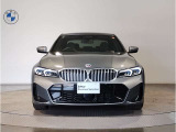 ☆BMWの代名詞とも言える【キドニーグリル】一目見ただけでBMW車であると認識できる確固たるアイコンとして存在感を放ちます☆