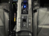 【電動パーキング】ボタンひとつでパーキングON。女性の方や運転に慣れていない方にも安心.