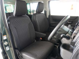 【清潔感のある運転席&助手席】隅々までクリーニングの行き届いた運転席&助手席。目立ったシミや汚れ等もございません。快適なドライブをどうぞ。