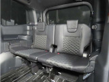 便利な5:5分割可倒式シートです。収納と乗車人数のバランスに優れています♪荷物の大きさに応じたラゲージスペースをフレキシブルに作り出せるので、シーンに応じた使い方ができます♪