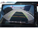 シフトレバーをリバースにすると連動してバックカメラ映像に切り替わります。