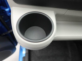 カップホルダーは運転席や助手席からちょうど手の届く位置です!!