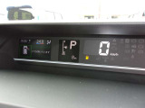 目線を大きく逸らすことが少ないセンターメーターは安全運転にも配慮された造りになっていますね♪