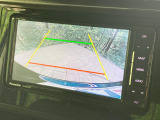 【バックカメラ】駐車時に後方がリアルタイム映像で確認できます。大型商業施設や立体駐車場での駐車時や、夜間のバック時に大活躍!運転スキルに関わらず、今や必須となった装備のひとつです!