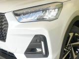 【LEDヘッドライト】悪天候や夜間走行時も良好な視界を確保し安心して運転できる高輝度LEDヘッドライトを装備!点灯速度が早く、消費電力も抑えられています。