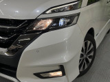 【LEDヘッドライト】悪天候や夜間走行時も良好な視界を確保し安心して運転できる高輝度LEDヘッドライトを装備!点灯速度が早く、消費電力も抑えられています。