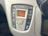 【オートエアコン】一度お好みの温度に設定すれば、車内の温度を検知し風量や温度を自動で調整。暑い&hellip;寒い&hellip;と何度もスイッチ操作をする必要はありません。快適な車内空間には必須の機能ですね♪
