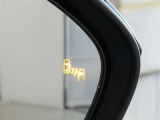 隣車線を走る車両をレーダーで検知し、ドアミラーでは確認しにくい後側方エリアに存在する車両に加え、急接近してくる車両も検知します。車両を検知するとドアミラーに搭載されたLEDインジケーターが点灯します。