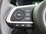 ステアリングスイッチ付き。前方から目を離すことなく操作することが可能です。