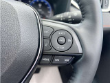 アダプティブクルーズコントロール機能付きです。走行中に先行車の様子を検知しながら、設定した車速の範囲内で先行車との距離のキープを支援します。詳細は販売店スタッフまでおたずねください。