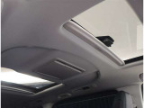 サンルーフ付き。解放感を感じることが出来ると気分も上がりますよね。車内も明るくなり、良い季節にはぜひオープンしてドライブを楽しんでください!あると嬉しいアイテムのひとつですよね。