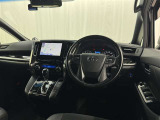 上質で落ち着いた印象のインパネ。視界も広々で運転しやすいです。