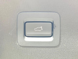 【パワーバックドア】スマートキーや運転席のボタンを押すだけでリアゲートが自動で開閉します!荷物を持っている時や、高い位置にあるバックドアを閉める際に便利な機能です♪