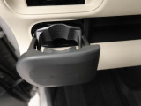 カップホルダーは運転席や助手席からちょうど手の届く位置です!!