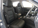 【清潔感のある運転席&助手席】隅々までクリーニングの行き届いた運転席&助手席。目立ったシミや汚れ等もございません。快適なドライブをどうぞ。