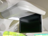 【フリップダウンモニター】大画面モニターで後席でもエンタメをお楽しみいただけます。小さなお子様にも大人気の装備です♪