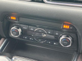 【オートエアコン】一度お好みの温度に設定すれば、車内の温度を検知し風量や温度を自動で調整。暑い&hellip;寒い&hellip;と何度もスイッチ操作をする必要はありません。快適な車内空間には必須の機能ですね♪
