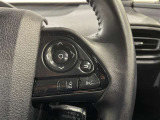 ステアリングスイッチ付きで、運転中に視線を前に向けたまま操作できます。