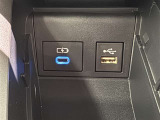 充電用USB端子付き。スマートフォンなどの充電に便利です。