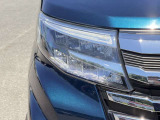 【LEDヘッドライト】悪天候や夜間走行時も良好な視界を確保し安心して運転できる高輝度LEDヘッドライトを装備!点灯速度が早く、消費電力も抑えられています。