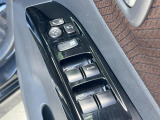 【電動格納ミラー】サイドミラーは電動格納式となっており、狭い駐車場でもキズがつくリスクを抑えられます。