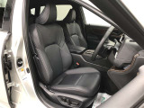 運転席にはパワーイージーアクセスシステムを搭載。乗降時、運転席が自動的にスライドします。スムーズな乗り降りをサポートしてくれます。