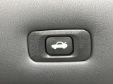 【パワーバックドア】スマートキーや運転席のボタンを押すだけでリアゲートが自動で開閉します!荷物を持っている時や、高い位置にあるバックドアを閉める際に便利な機能です♪