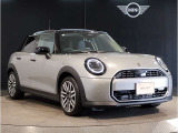 MINIのフロントグリルのデザインはイギリスで生まれた当初から、シルバーのサイドバーが折り重なった伝統的なデザインで御座います。その伝統はBMWのお車になってからでも少しずつ形を変えて守られております