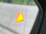 【ブラインドスポットワーニング】走行中、ドアミラーの死角になりやすい箇所に後続車が接近するとサイドミラー付近に警告を表示、ドライバーに注意喚起をしてくれます。