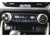 運転席と助手席、それぞれ温度調節ができ、オールシーズン快適なオートエアコンとなっております!