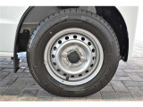 タイヤサイズは145/80R12です。