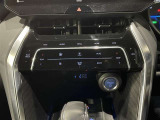 【オートエアコン】一度お好みの温度に設定すれば、車内の温度を検知し風量や温度を自動で調整。暑い&hellip;寒い&hellip;と何度もスイッチ操作をする必要はありません。快適な車内空間には必須の機能ですね♪
