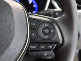 アダプティブクルーズコントロール機能付きです。走行中に先行車の様子を検知しながら、設定した車速の範囲内で先行車との距離のキープを支援します。詳細は販売店スタッフまでおたずねください。