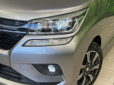 【LEDヘッドライト】悪天候や夜間走行時も良好な視界を確保し安心して運転できる高輝度LEDヘッドライトを装備!点灯速度が早く、消費電力も抑えられています。