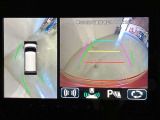 パノラミックビューモニター付きです。車両を上から見たような映像をディスプレイオーディオ画面に表示。運転席からの目視だけでは見にくい、車両周辺の状況をリアルタイムでしっかり確認できます。