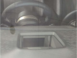 【ヘッドアップディスプレイ】現在の車速表示や目的地へのルート案内やメディア関連のリストを表示する事が可能です。視線移動を減らす事によりドライブに集中して頂けます。